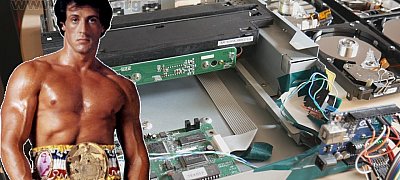 Így hangzik a Rocky III főcímdala a floppy-zenekar előadásában