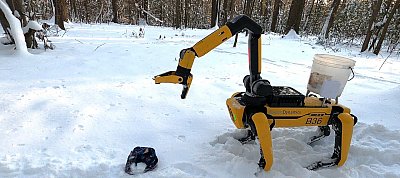 Hőlátást, fogókart és webes vezérlőfelületet kapott a Boston Dynamics robotkutyája