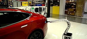 Furcsa robotkígyóval töltené elektromos autóit a Tesla