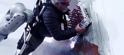 Így használ ecsetnek egy embert egy óriási robot