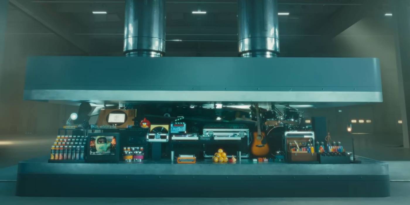 Mindent összezúznak egy óriási présgépben az Apple új reklámjában