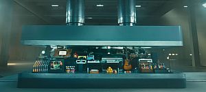 Mindent összezúznak egy óriási présgépben az Apple új reklámjában