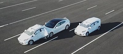 Bebizonyították: Tényleg simán belerohan a Tesla egy álló autóba