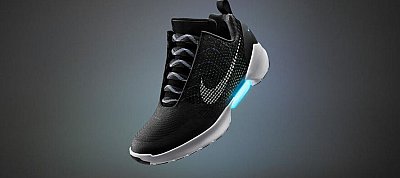 Mobilról távirányítható, önbefűző okoscipőt ad ki a Nike