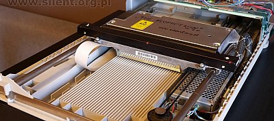 Végre egy stílszerű dalt ad elő a floppy-zenekar