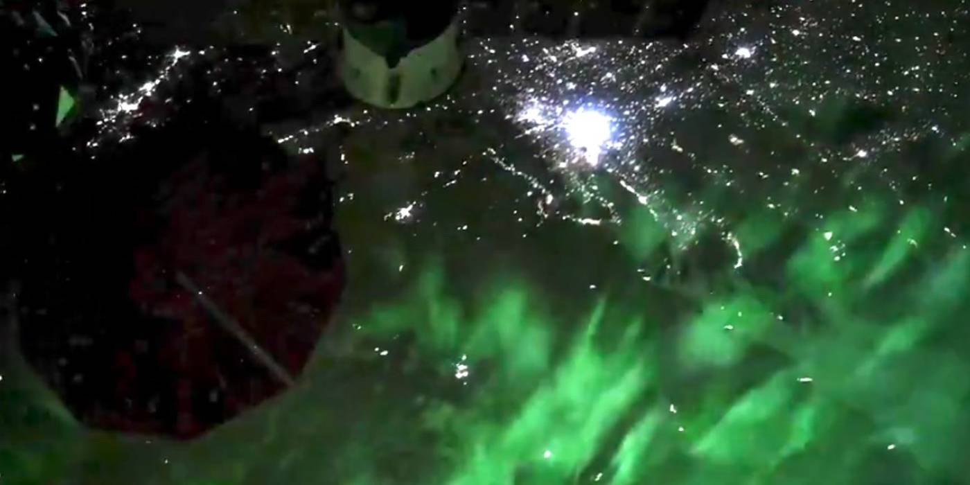 Furcsa zöld fények villódznak a Föld felett ezen, az ISS-ről lőtt videón