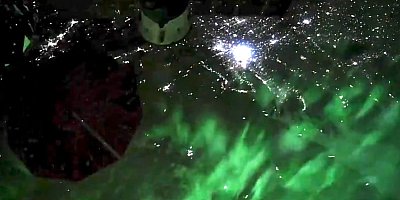Furcsa zöld fények villódznak a Föld felett ezen, az ISS-ről lőtt videón