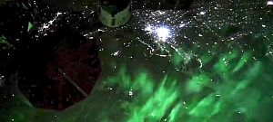 Furcsa zöld fények villódznak a Föld felett ezen, az ISS-ről lőtt videón