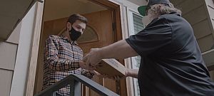 Maga Gabe Newell vitte ki az első Steam Deck konzolokat a vásárlóknak