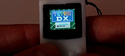 Hihetetlenül pici működő Game Boy klónt építettek