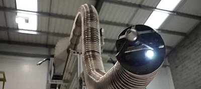 Sci-fi filmekből ismerős módon mozog a kígyószerű robotkar