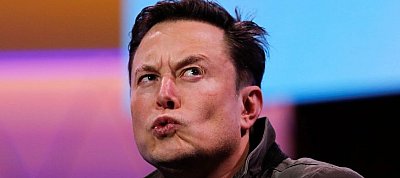 A rendőrségnek kellett bezáratnia a Tesla gyárát, mert Musk nem akarta