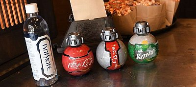 Tilos repülőre vinni a Star Wars hőgránátot mintázó Coca-Cola palackokat