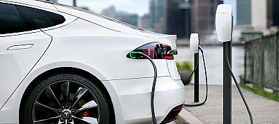 Követi a mobilgyártókat a Tesla, ő sem fog adni töltőt autói mellé alapból a továbbiakban