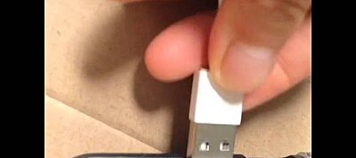 Videón az Apple megfordítható USB csatlakozója