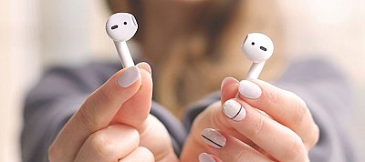 Lenyelte az Apple vezeték nélküli fülhallgatóját, mert tablettának nézte
