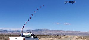 Menet közben, ágyúval lövi ki magából a drónokat ez az autó