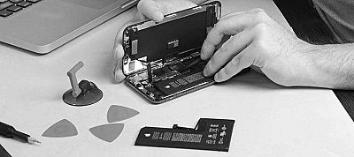 Lázadoznak az iPhone-felhasználók az akkuk könnyen cserélhetővé tétele ellen