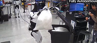 Videón ahogy főz, takarít és kiviszi a szemetet a Tesla Optimus robotja