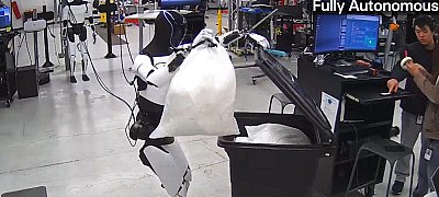 Videón ahogy főz, takarít és kiviszi a szemetet a Tesla Optimus robotja