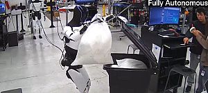 Videón ahogy főz, takarít és kiviszi a szemetet a Tesla Optimus robotja