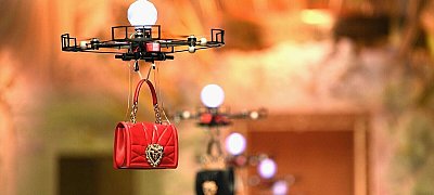 Drónok vették el a modellek munkáját a D&G divatbemutatóján