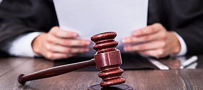 Elképesztő számú pert kapott a nyakába az Apple az iPhone-lassítás miatt