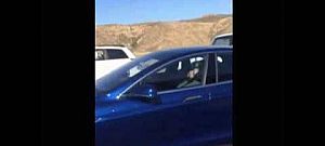Nagyon durva: Alvó sofőrt filmeztek egy Tesla-ban