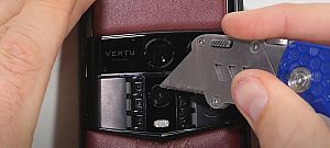 Videón, ahogy megkínoznak egy 2 millió forintos luxus-okostelefont 