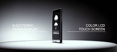 Mindkét oldalán teljes méretű kijelzővel érkezik a YotaPhone mobiltelefon
