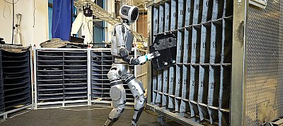 Elképesztő dolgokat csinál az Atlas robot a Boston Dynamics új videójában