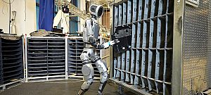 Elképesztő dolgokat csinál az Atlas robot a Boston Dynamics új videójában