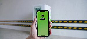 Ingyen osztogat koronavírus-maszkokat mindenkinek a Razer automatája