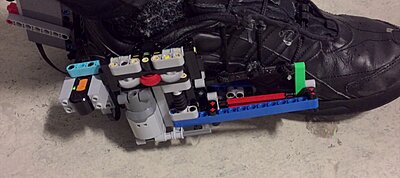 Zseniális: LEGO-ból csinált magának önbefűző cipőt