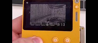 Videón a játékgép, aminek kurblija van, ahogy a Doom-ot futtatja