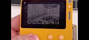 Videón a játékgép, aminek kurblija van, ahogy a Doom-ot futtatja