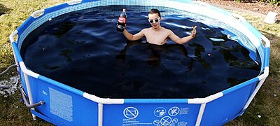 Így kell egy medencényi kólába fojtani egy félmilliós drónt
