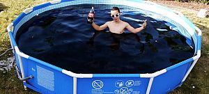 Így kell egy medencényi kólába fojtani egy félmilliós drónt