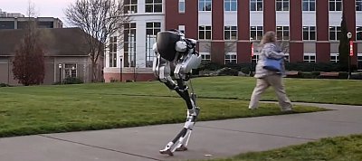 Elképesztő hogyan sétál ez a mindössze két lábból álló robot