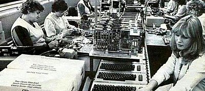 Retro: Így szerelték össze 33 évvel ezelőtt a C64-eket a Commodore gyárában