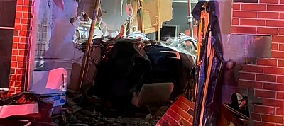 Halálos baleset: Nagy sebességgel vezette bele magát egy házba egy Tesla - videóval