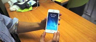 Ujjainkon kívül más testrészeinkkel is lezárhatjuk az iPhone 5s-t