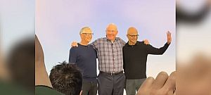 Videón ahogyan a Microsoft összes eddigi elnöke együtt áll a cég színpadán