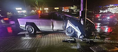 Útszéli villanyoszlopnak hajtotta magát egy "teljesen önvezető" Tesla