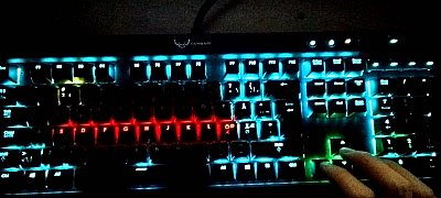 Így fut a Snake egy gamereknek tervezett billentyűzeten