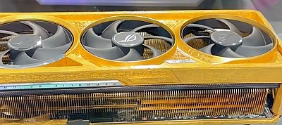 Több kiló színarannyal borított, 170 millió forintos RTX 5090 videókártyát villantott az ASUS