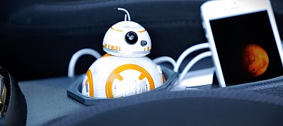 Mostantól Az ébredő Erő cuki robotjával is töltheted az autódban a mobilodat