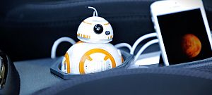 Mostantól Az ébredő Erő cuki robotjával is töltheted az autódban a mobilodat