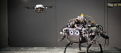 Saját felderítő drónnal tájékozódik ez a robotkutya