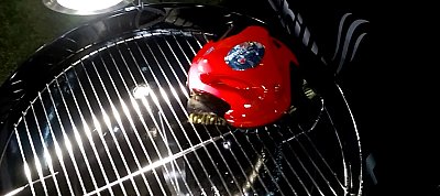 Elintézi a grillezés piszkos részét ez az aprócska kis robot